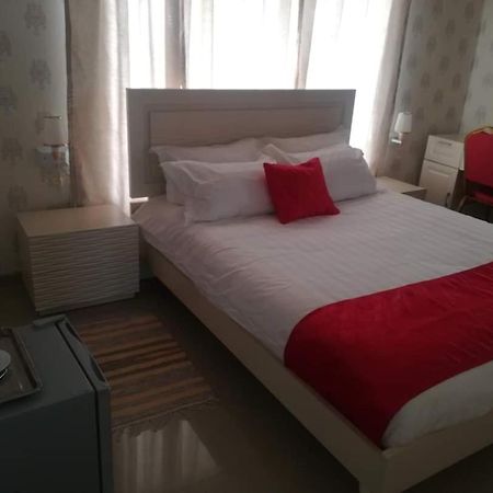 Lee Bed & Breakfast Francistown Buitenkant foto
